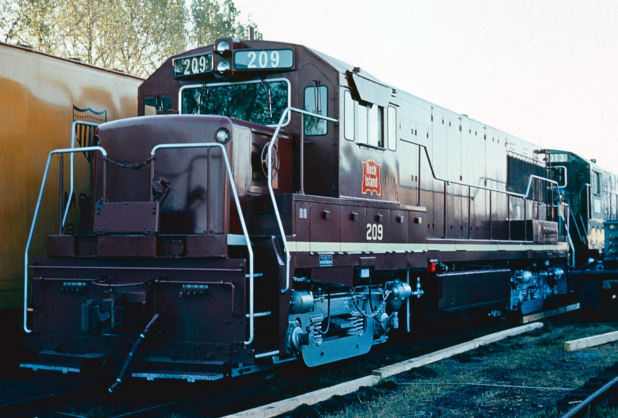 GE U25B (DCC & Sound): GN (Empire Builder Scheme)