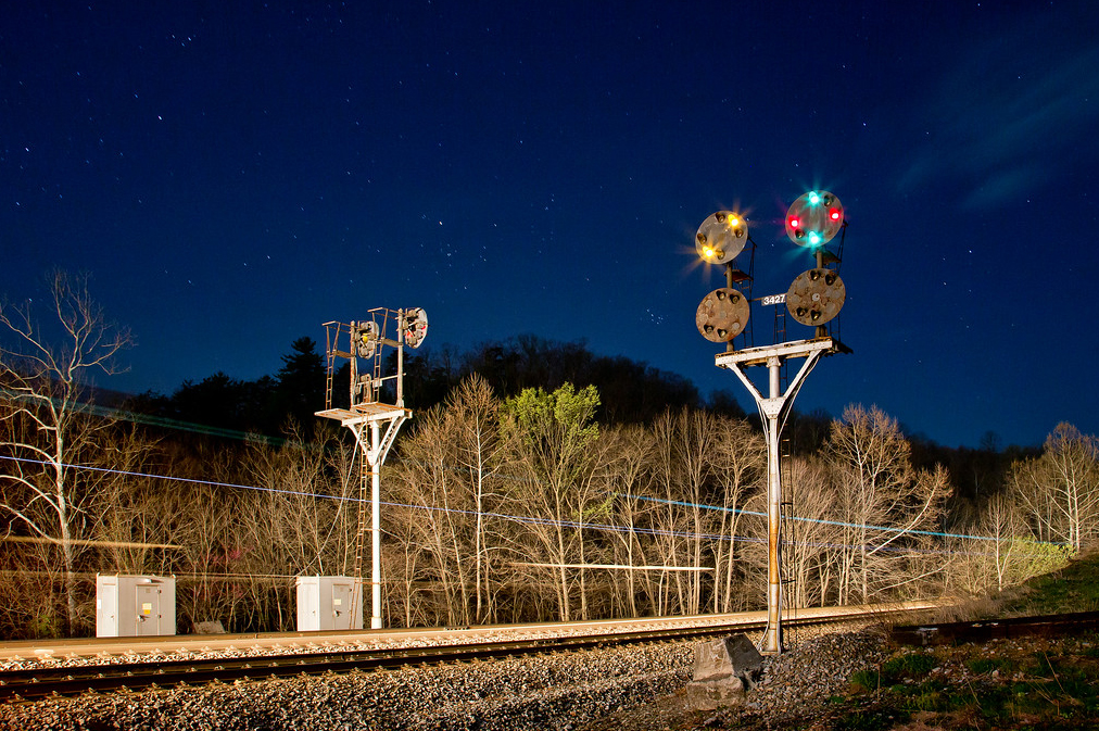 SIX  RAILROAD SIGNAL TARGETS  WITH BI-COLOR LEDS  4 RED/GRN & 2 YELLOW/GRN 