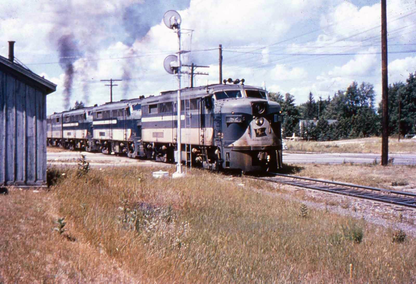 Riding the Rails Inside the Business of Americas Railroads Railroads
Past and Present Epub-Ebook