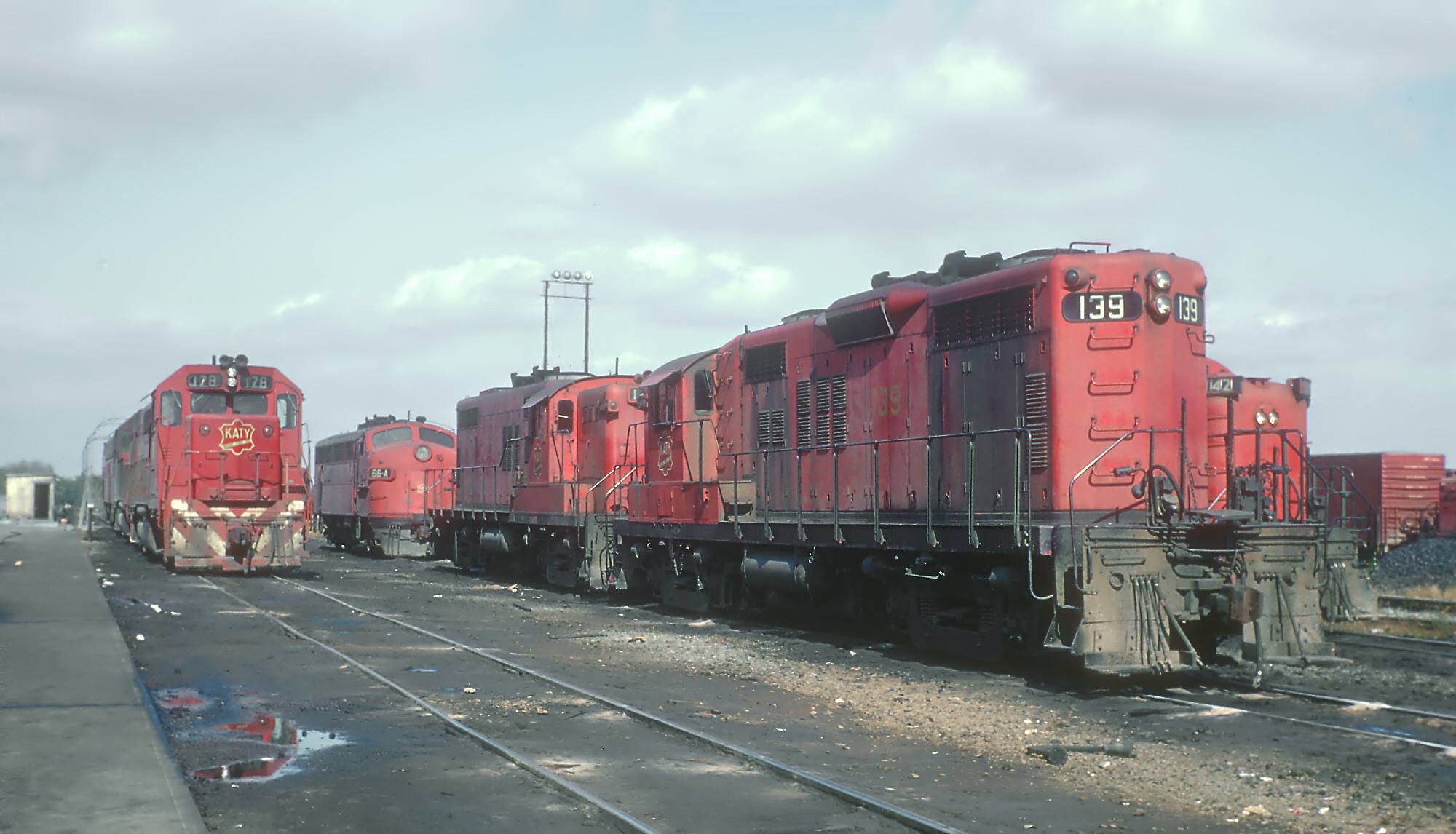 Missouri-Kansas-Texas power at Parsons, Kansas, in November 1969, including GP7 139 and GP40 178