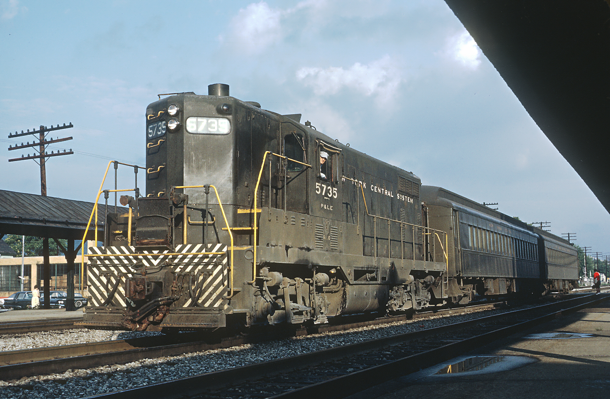Pittsburgh and Lake Erie GP7 5735 leading commuter train 273 out of Coraopolis, Pennsylvania, on September 1, 1965