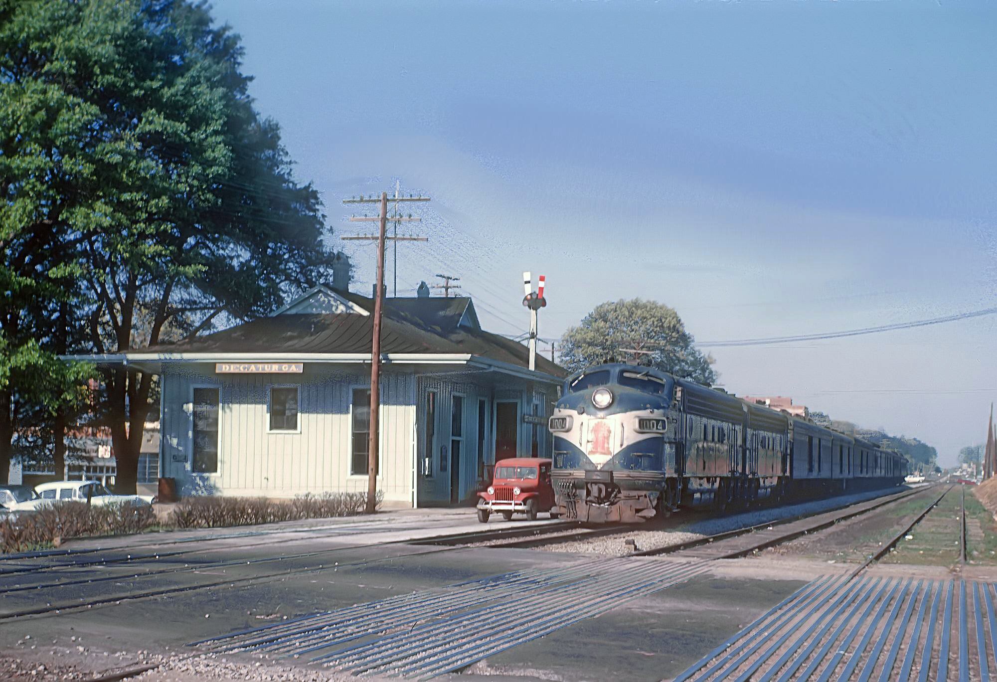 Georgia Railroad FP7 No. 1004 ahead of train 1 at Decatur, Georgia, in April 1963