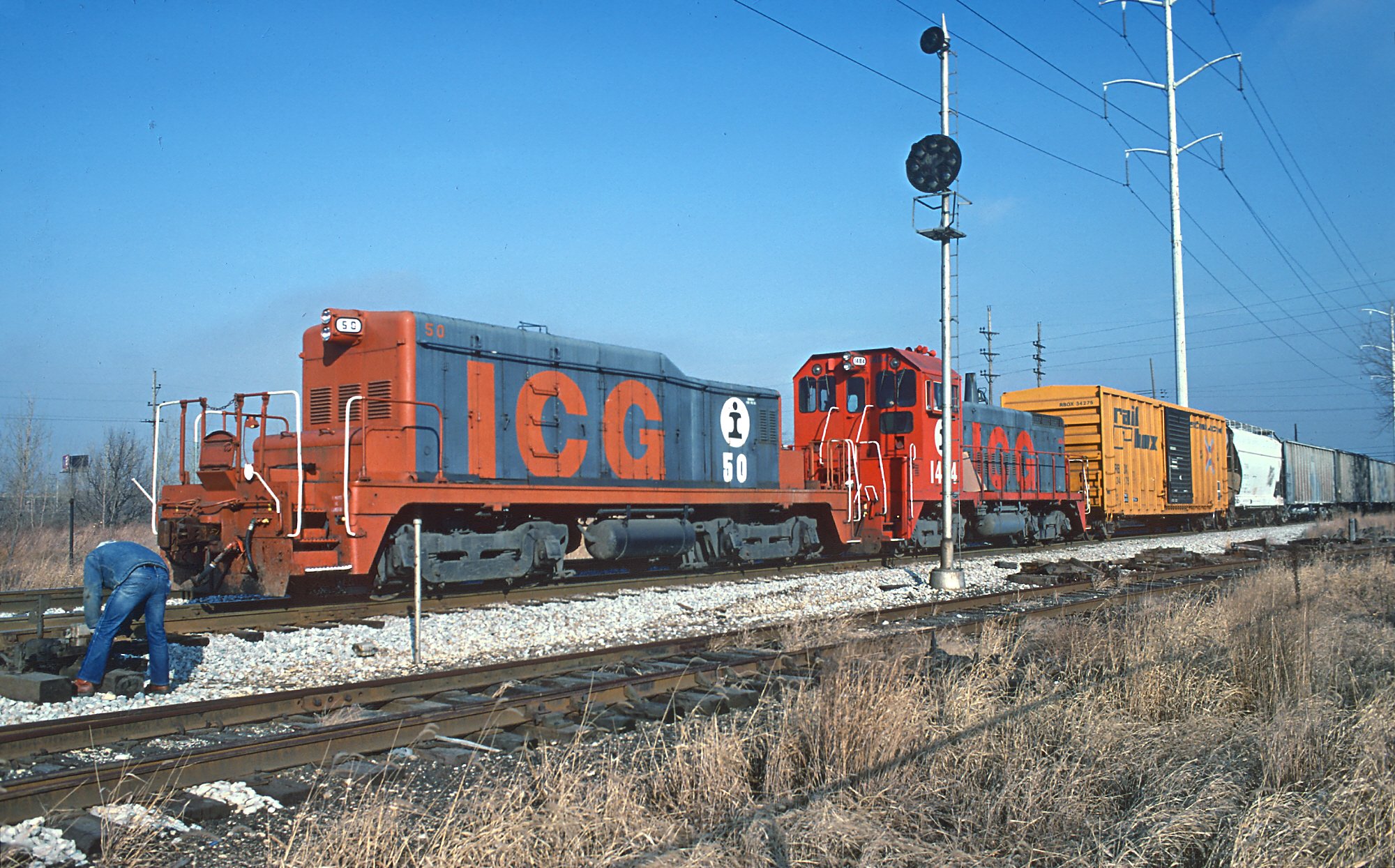 Illinois Central Gulf yard slug 50 and SW14 1484 at the eastward home signal at GM&O Junction, Chicago, in January 1985