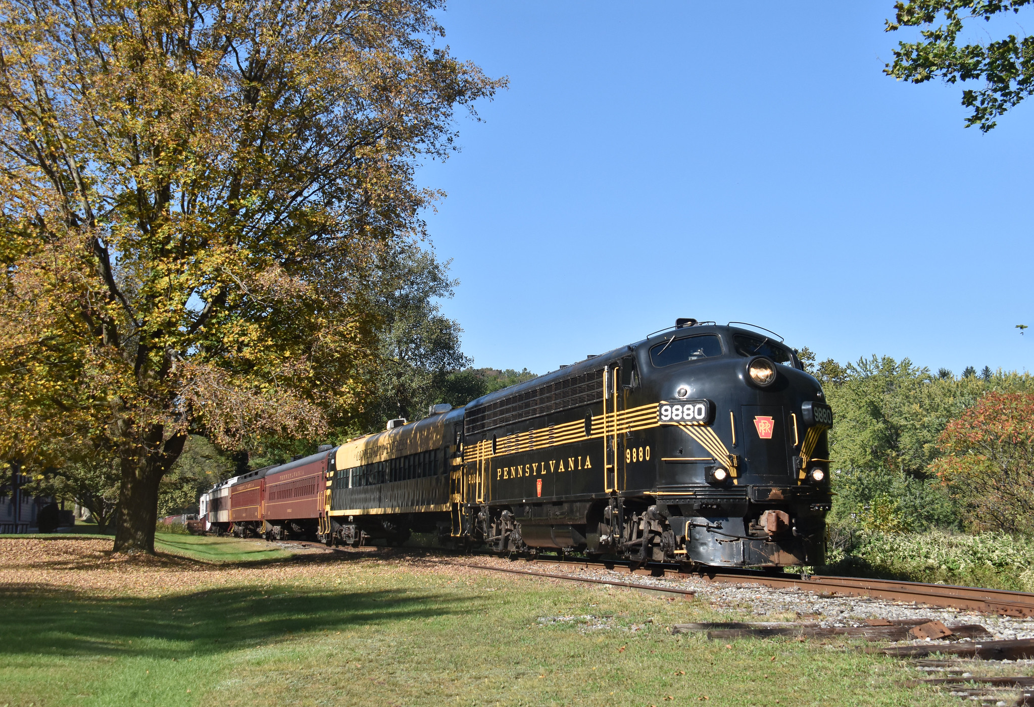 Stourbridge Line FP7 9980 with a pumpkin train at Honesdale PA in 2023